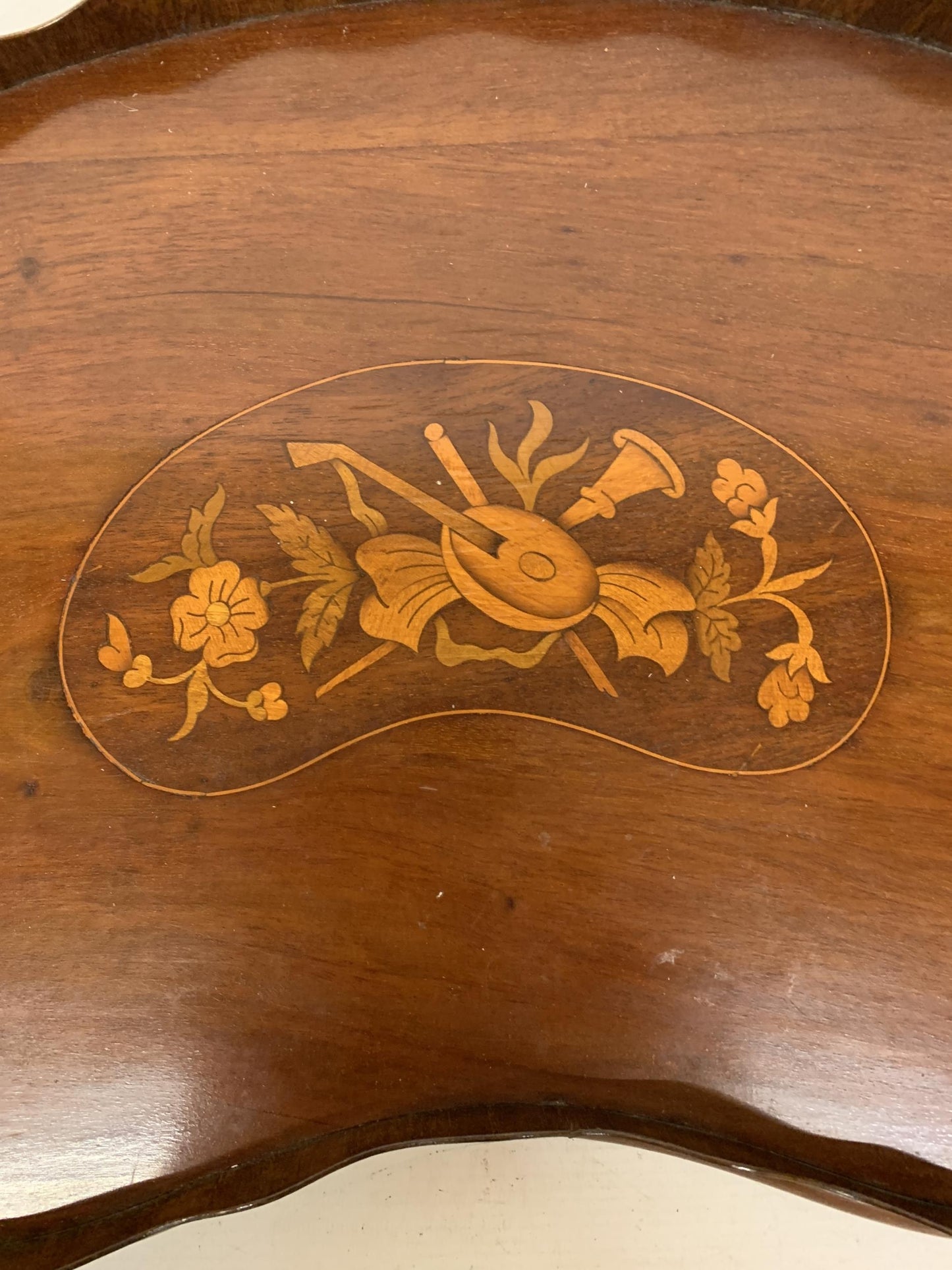 AN EDWARDIAN INLAID KIDNEY TRAY