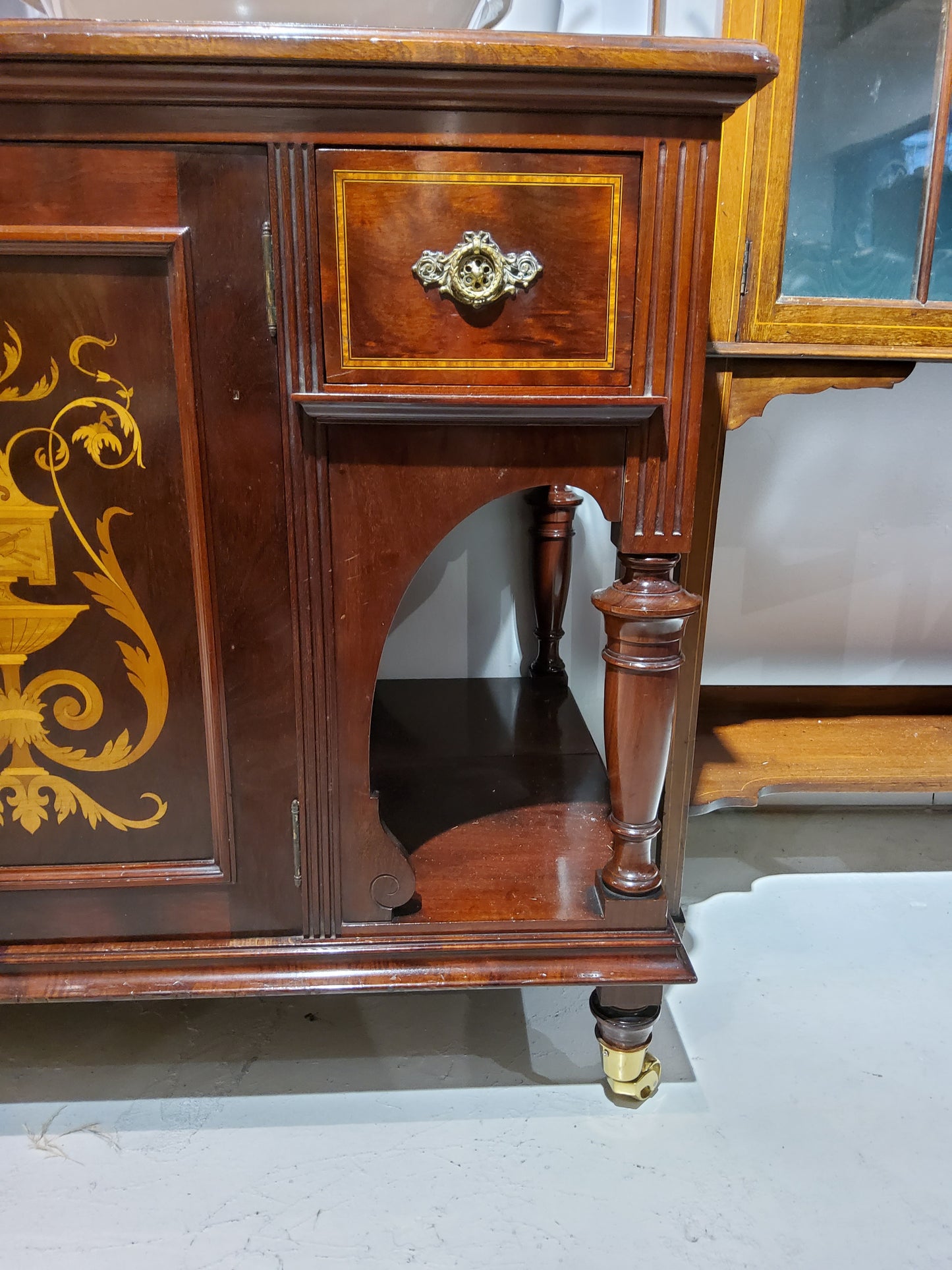 Sheraton Style Mahogany Antique sideboard