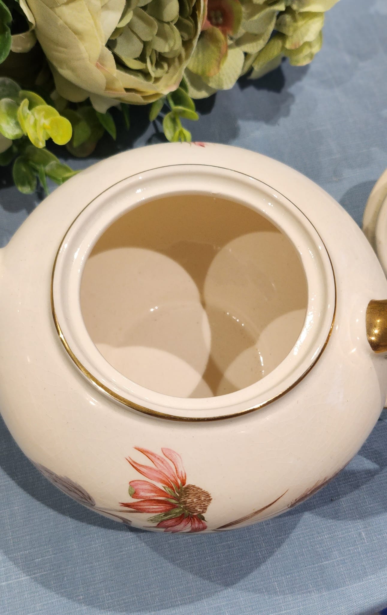 Vintage Windsor Tea pot serve 4 cups size . Monal chip on spout n nip on inside on lid