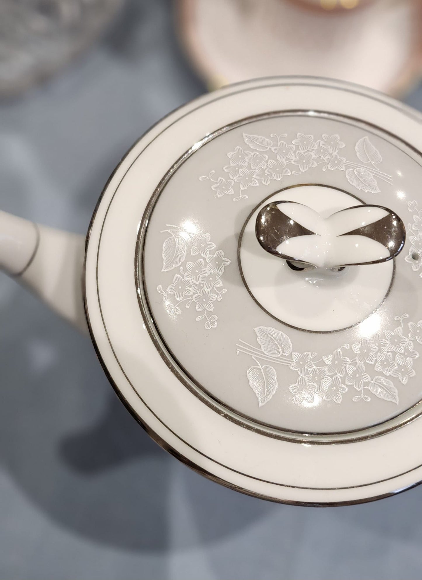 Noritake Damask big tea pot serve 6 cups size . Like new