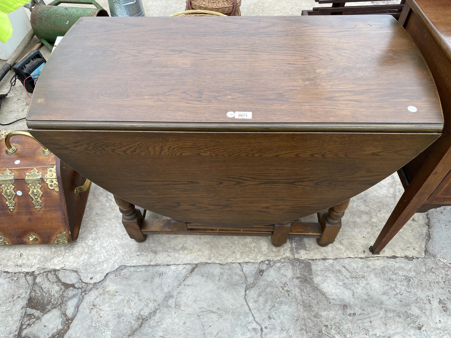 A MID 20TH CENTURY OAK GATELEG DINING TABLE ON TURNED LEGS