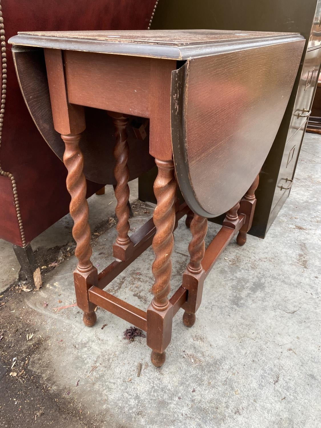 MID 20TH CENTURY OAK BARLEY TWISTED TABLE