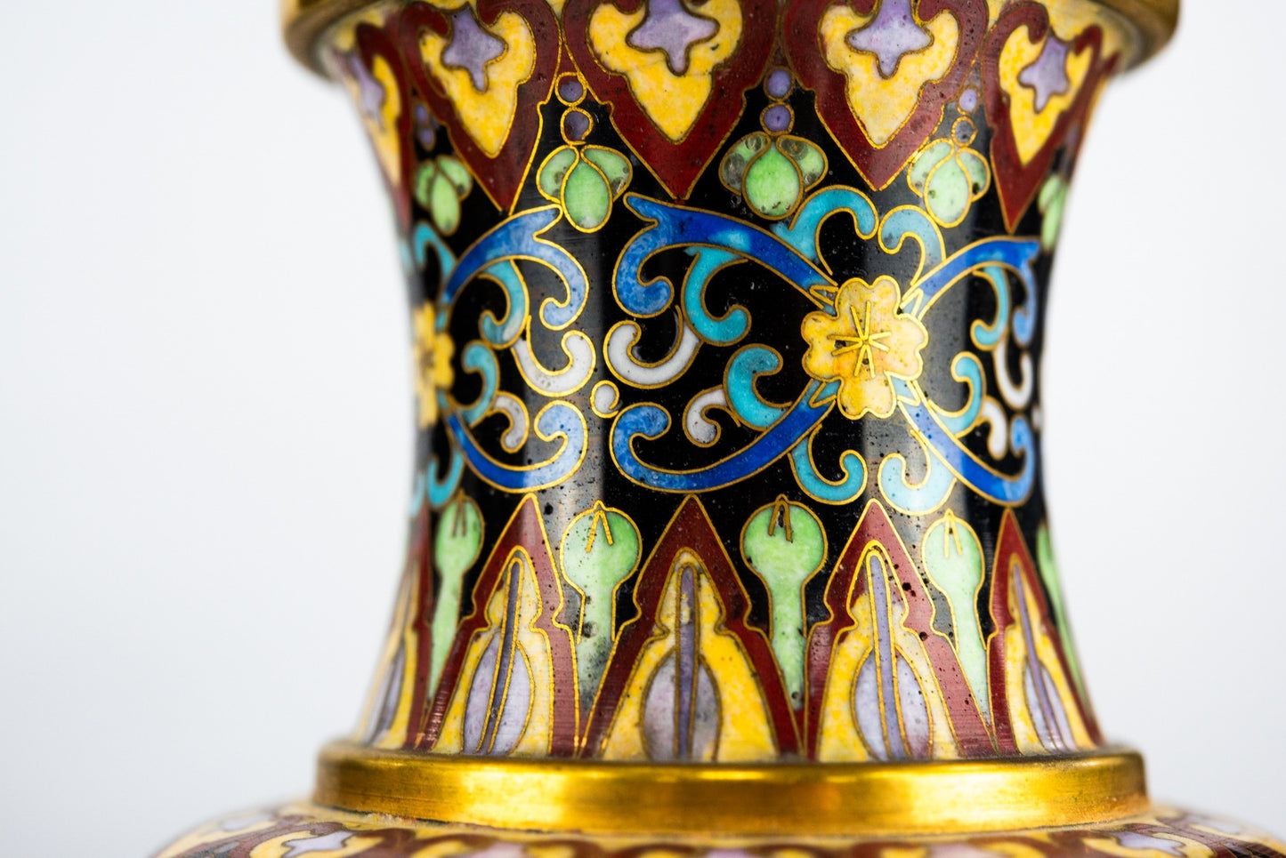 PAIR OF 1901-1910 BEAUTIFUL ORIENTAL CLOISONNE VASES