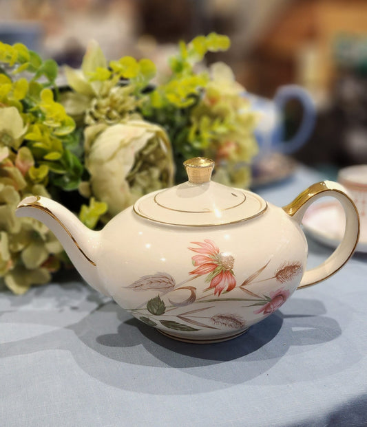 Vintage Windsor Tea pot serve 4 cups size . Monal chip on spout n nip on inside on lid