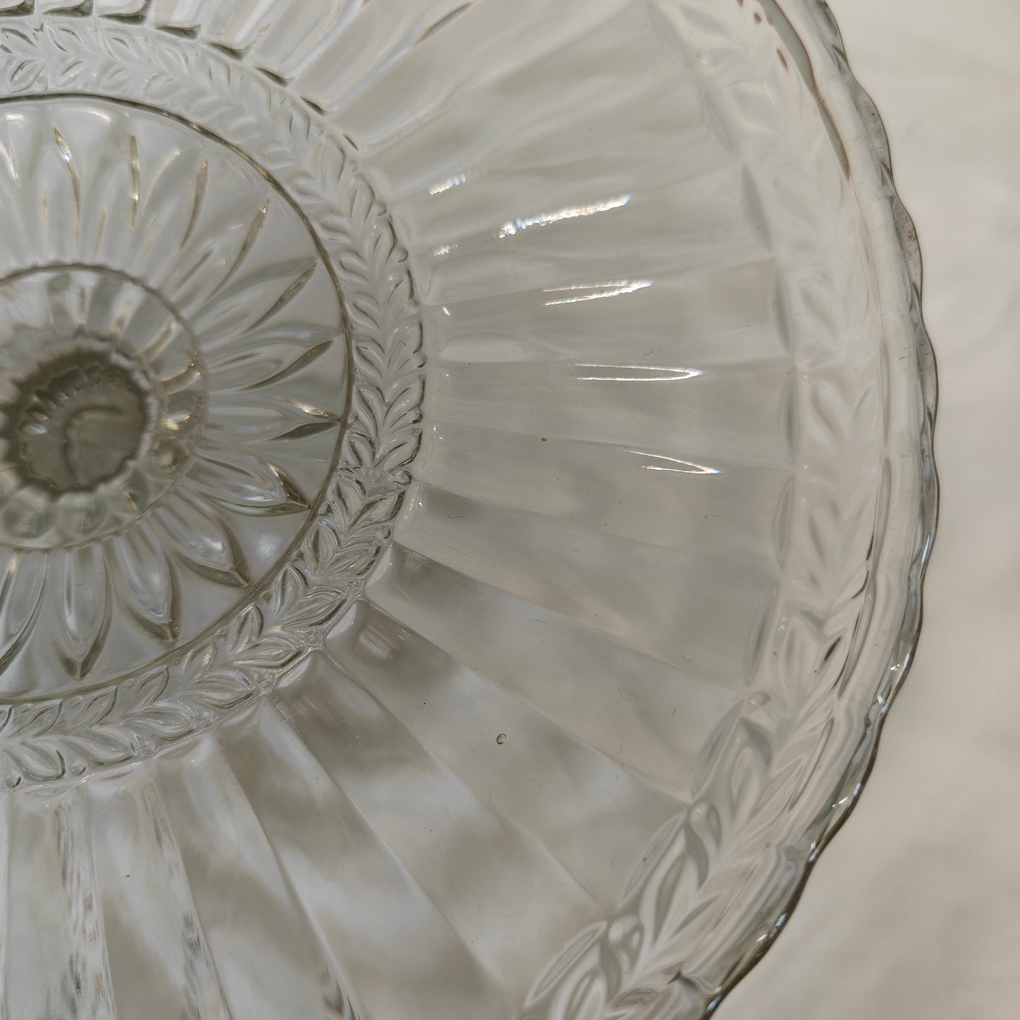 Stunning Vintage pressed glass cake stand 23 x 15cm
