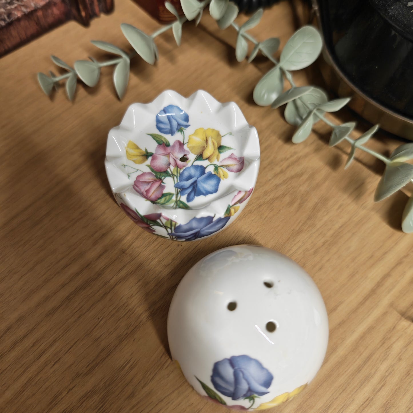 Vintage cute eggs shape salt canister