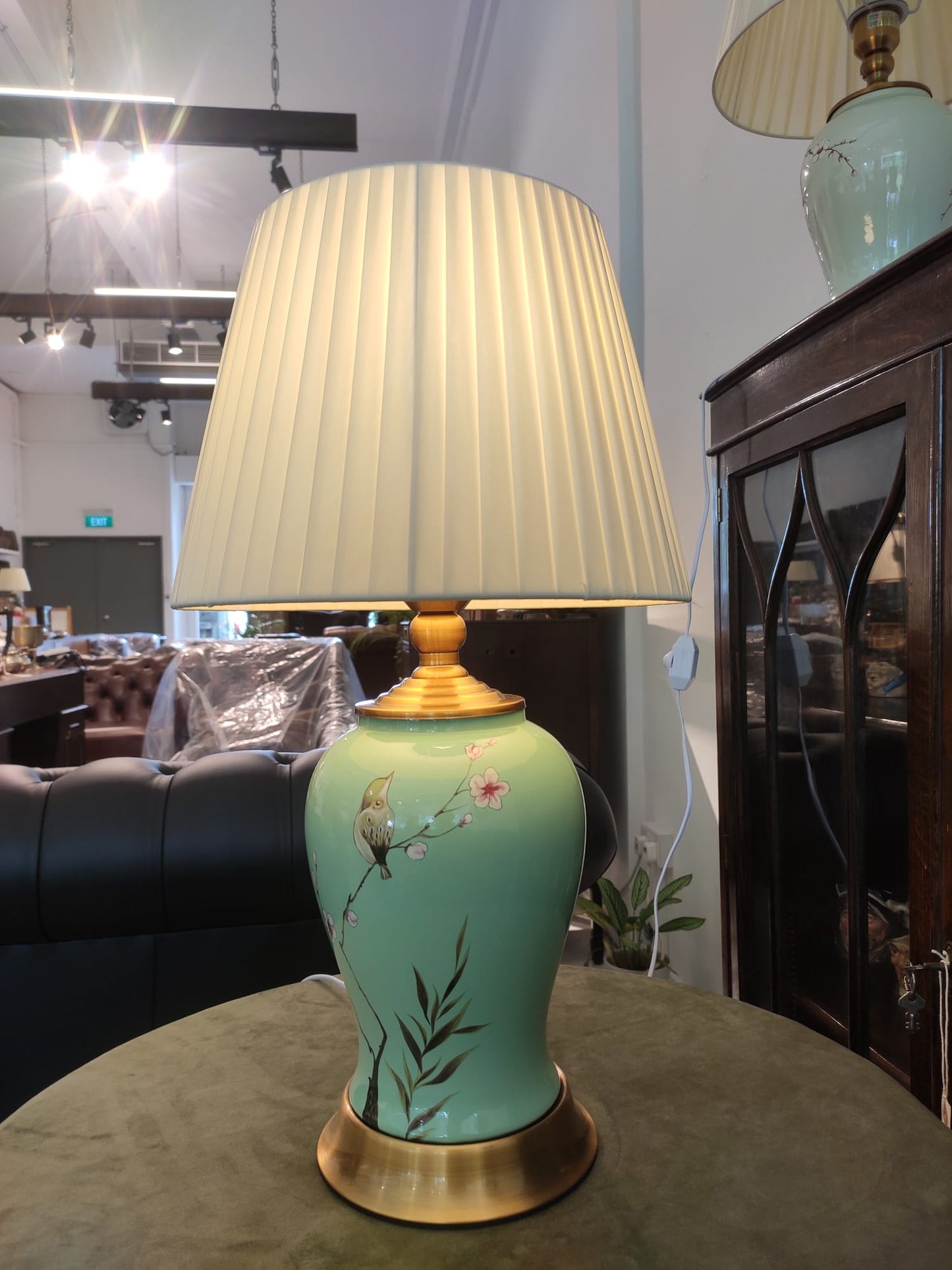 Beautiful ginger jar style table lamp woth bronze base