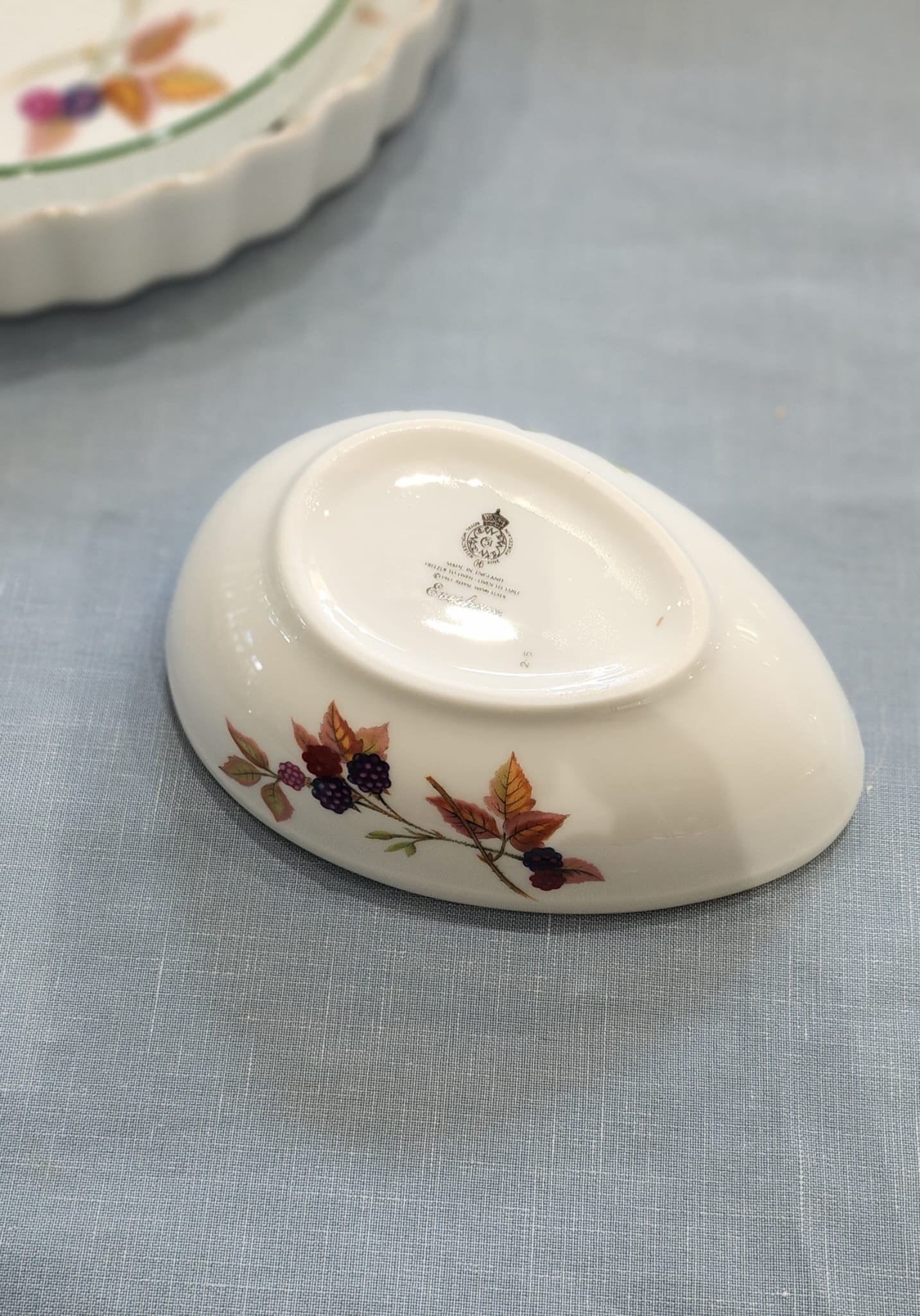 Royal worcester Evesham Gold egg shall dish L 14cm