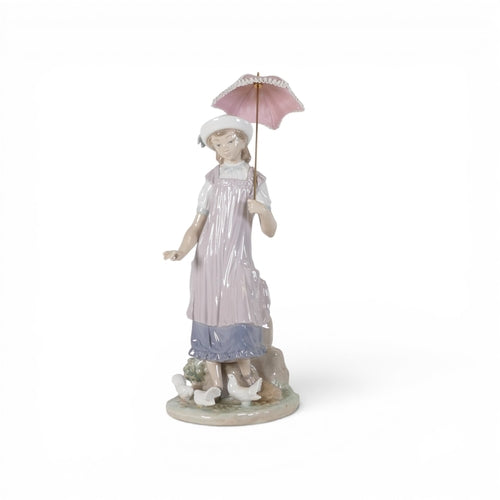 Lladró porcelain figurine, Susan and the Doves, model no.5156. (H: 35cm)