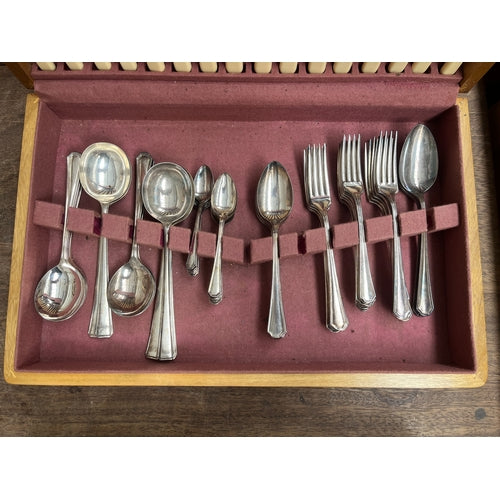 A mid 20th century cutlery canteen containing The Stainless Cutlery Co. Ltd.