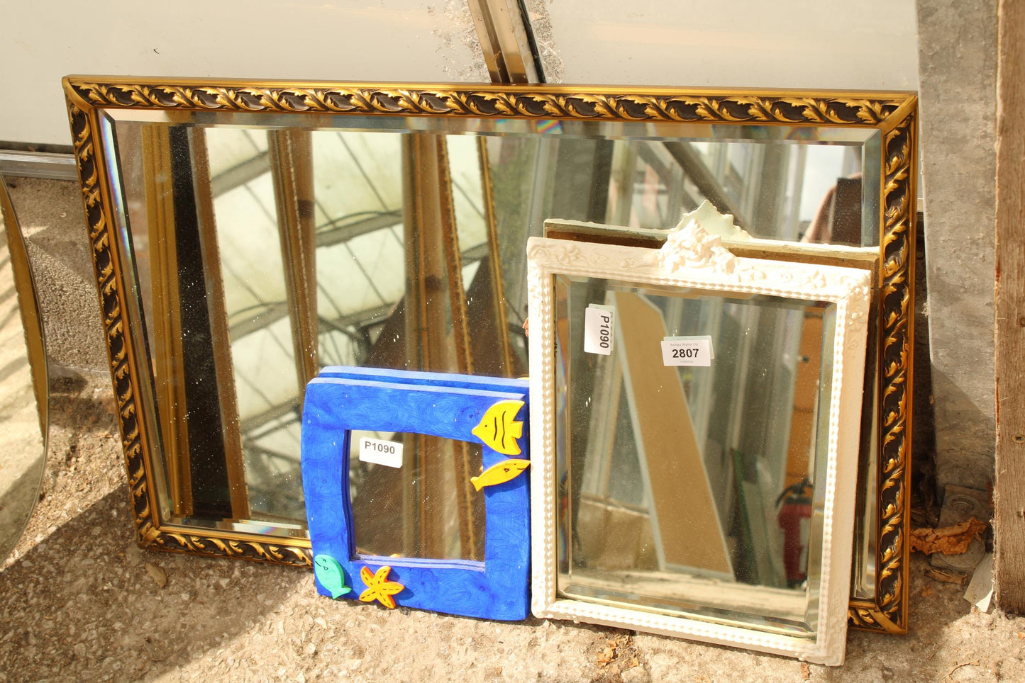 A GILT FRAMED BEVEL EDGE WALL MIRROR, 28" X 18"