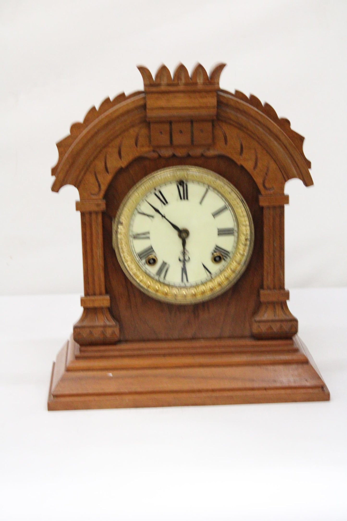 AMSONIA USA NEW YORK MANTEL CLOCK WITH PENDULUM AND KEY