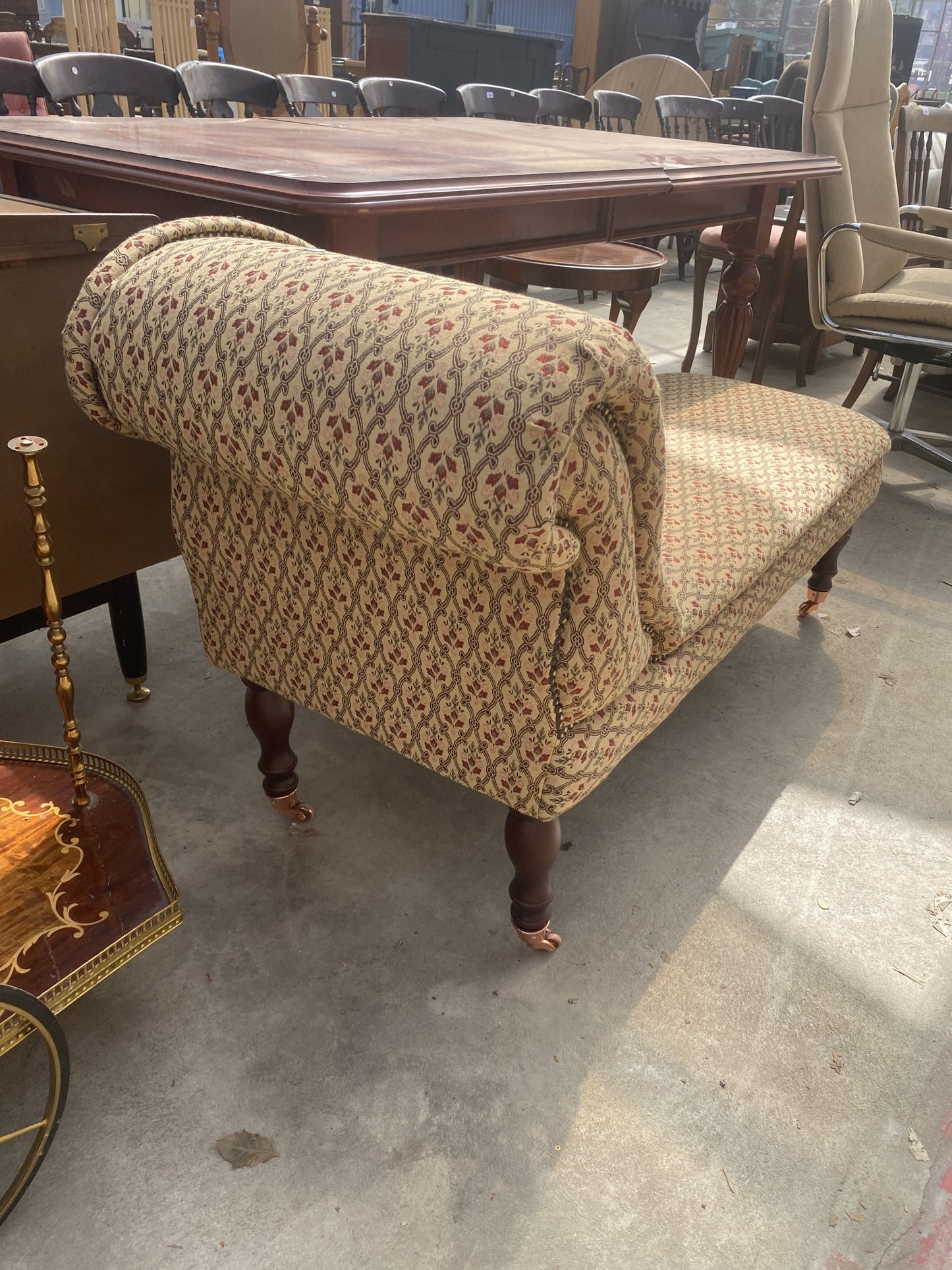 A CHAISE LONGUE ON TURNED LEGS
