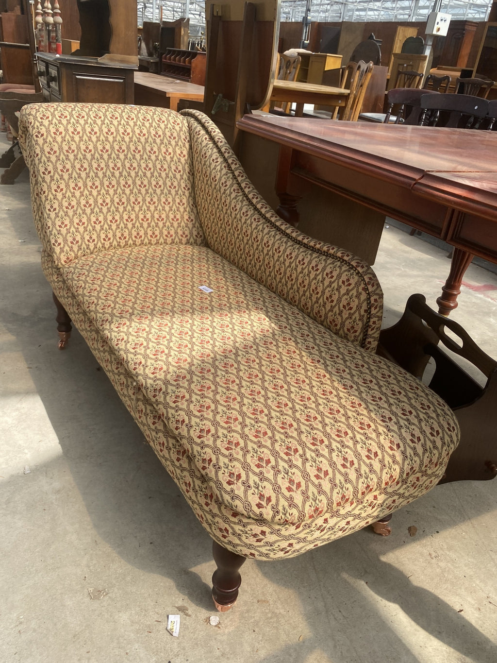 A CHAISE LONGUE ON TURNED LEGS