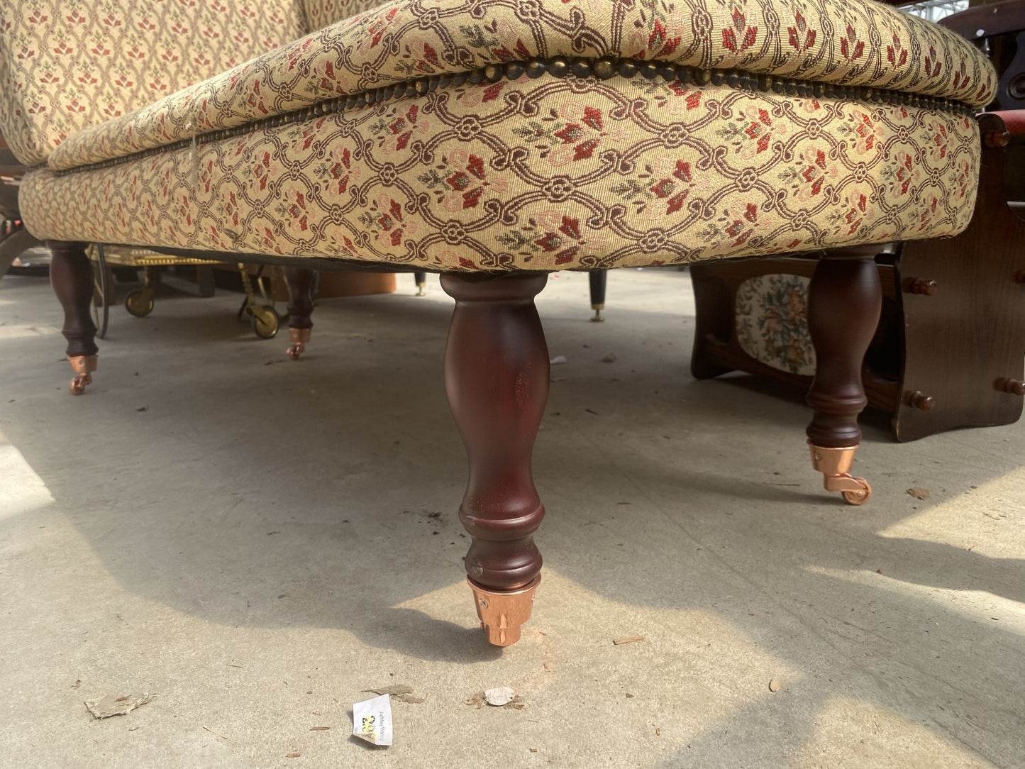 A CHAISE LONGUE ON TURNED LEGS