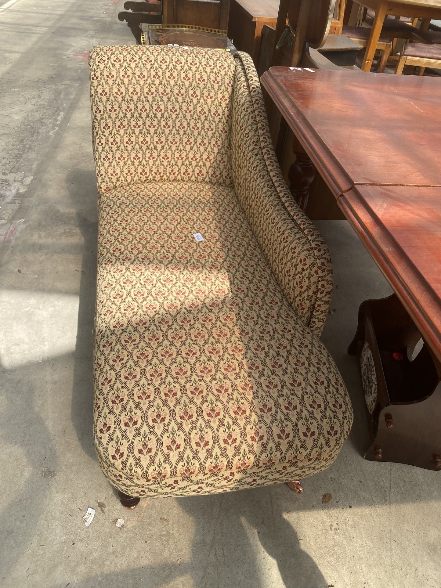 A CHAISE LONGUE ON TURNED LEGS