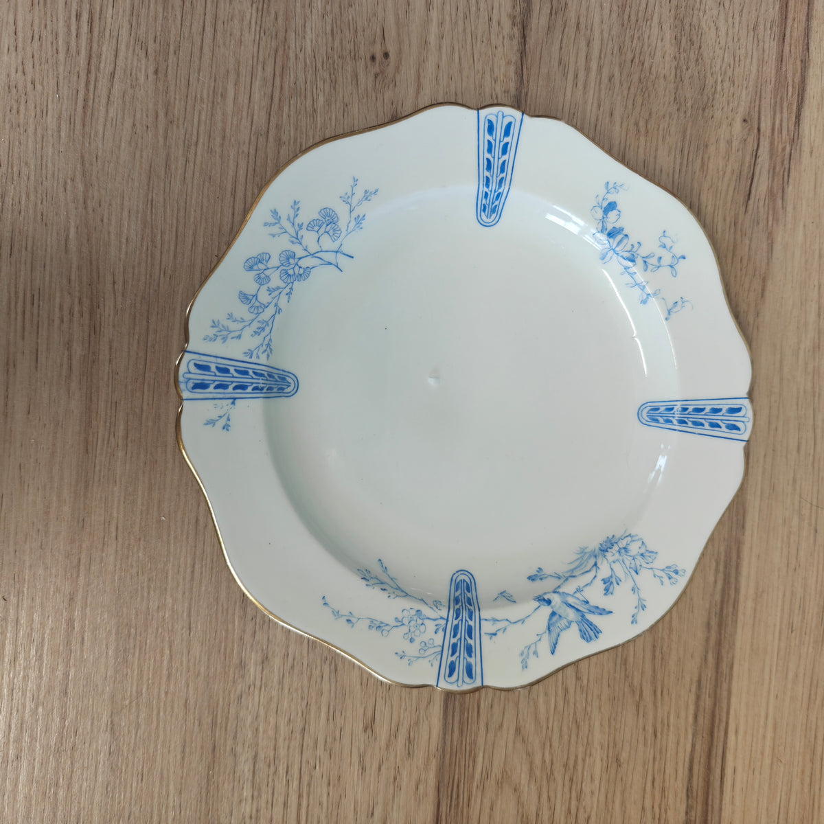 Antique Wedgwood Cake plate in the coveted Bluebird Pattern (Y2715)