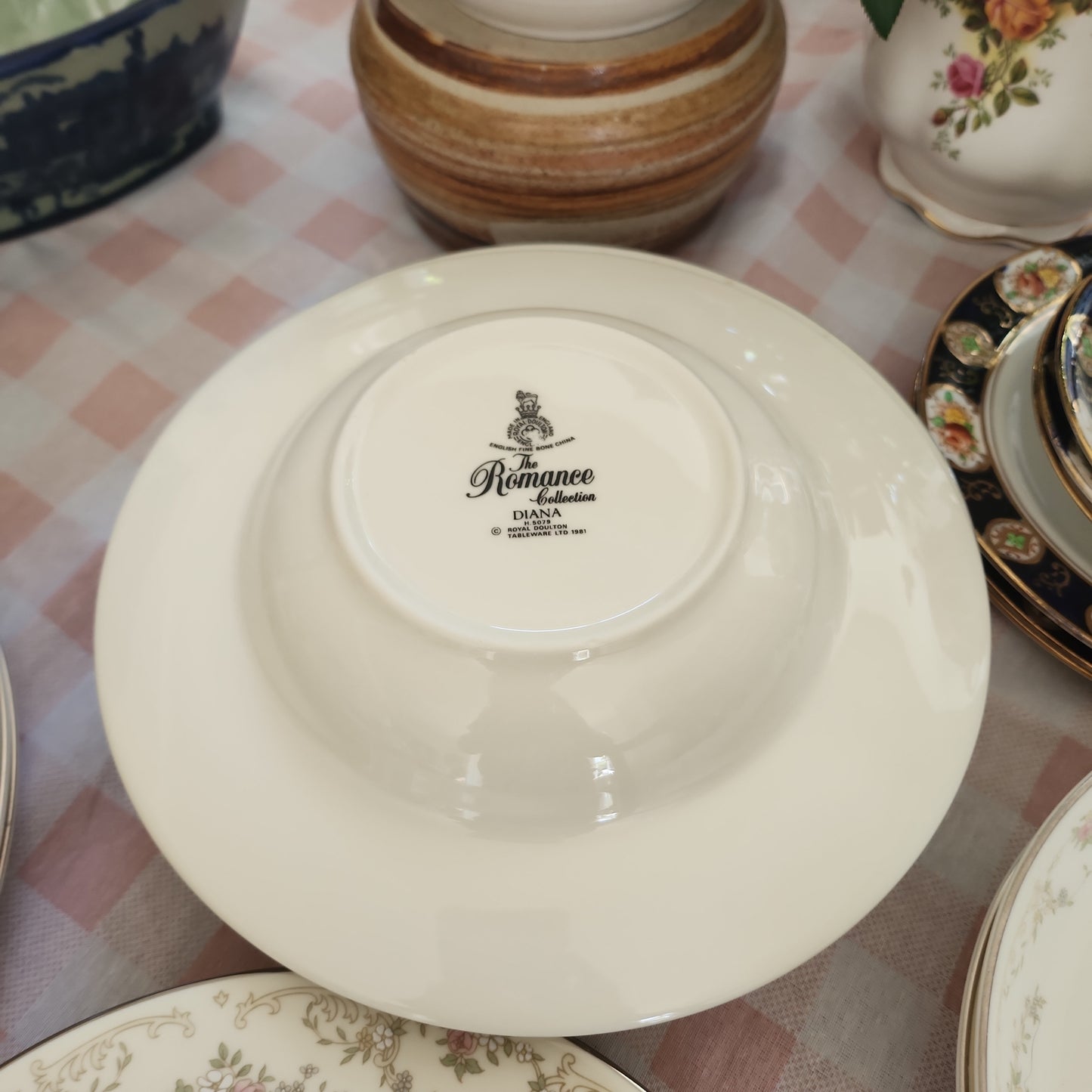 Royal Doulton Souo bowl with rim- The romance series
