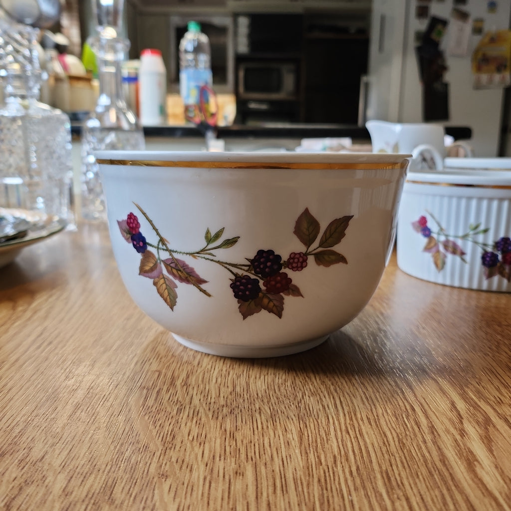 Royal worcester Fine Bone China bowl 17 x 10cm