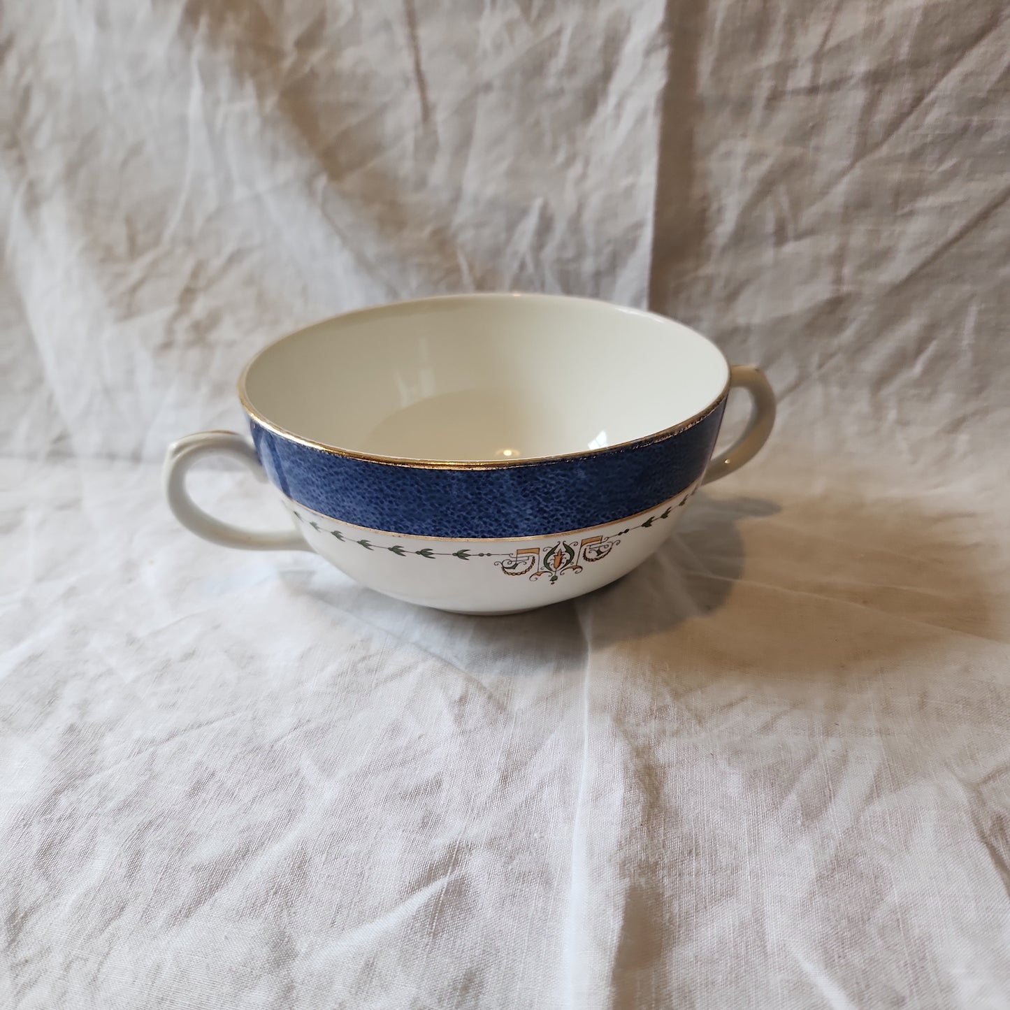 Kneeling and Co soup bowl with handle