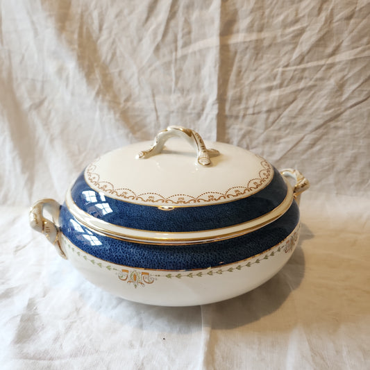 Kneeling and Co serving dish/ tureen