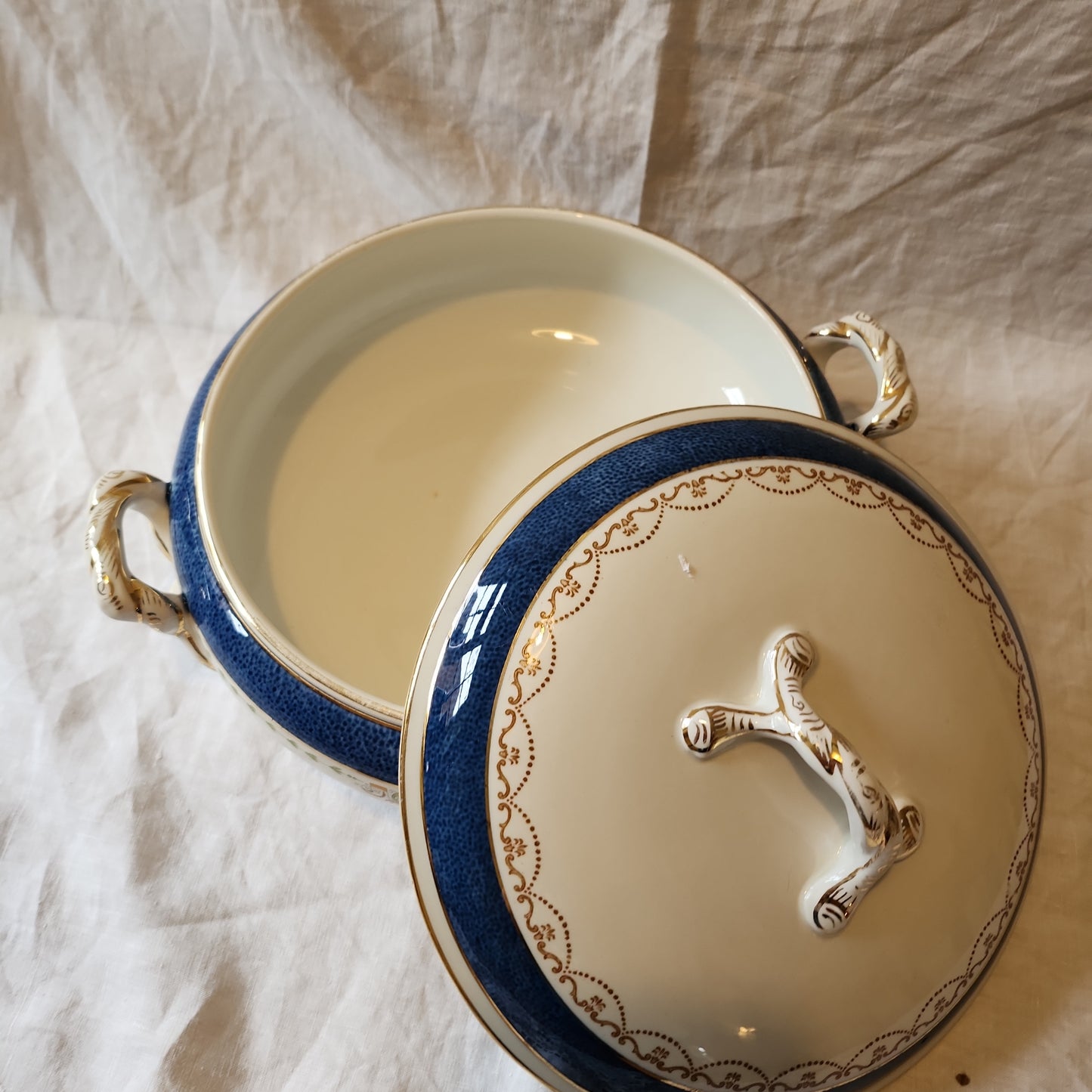 Kneeling and Co serving dish/ tureen
