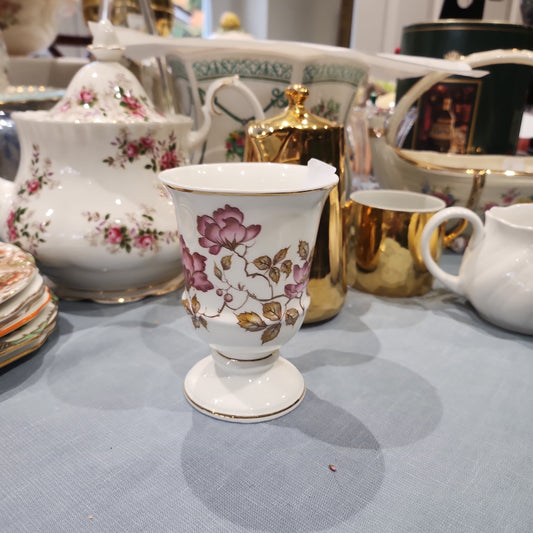 Fenton Lovely fine bone chins vase