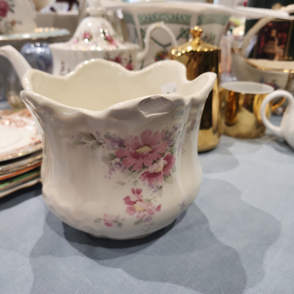 Very pretty flower pot with defect on rim