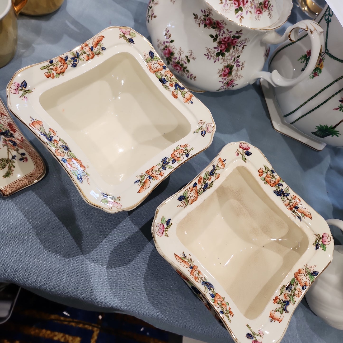 A lovely pair of hancock and son small tureen, one without lid and with crazing
