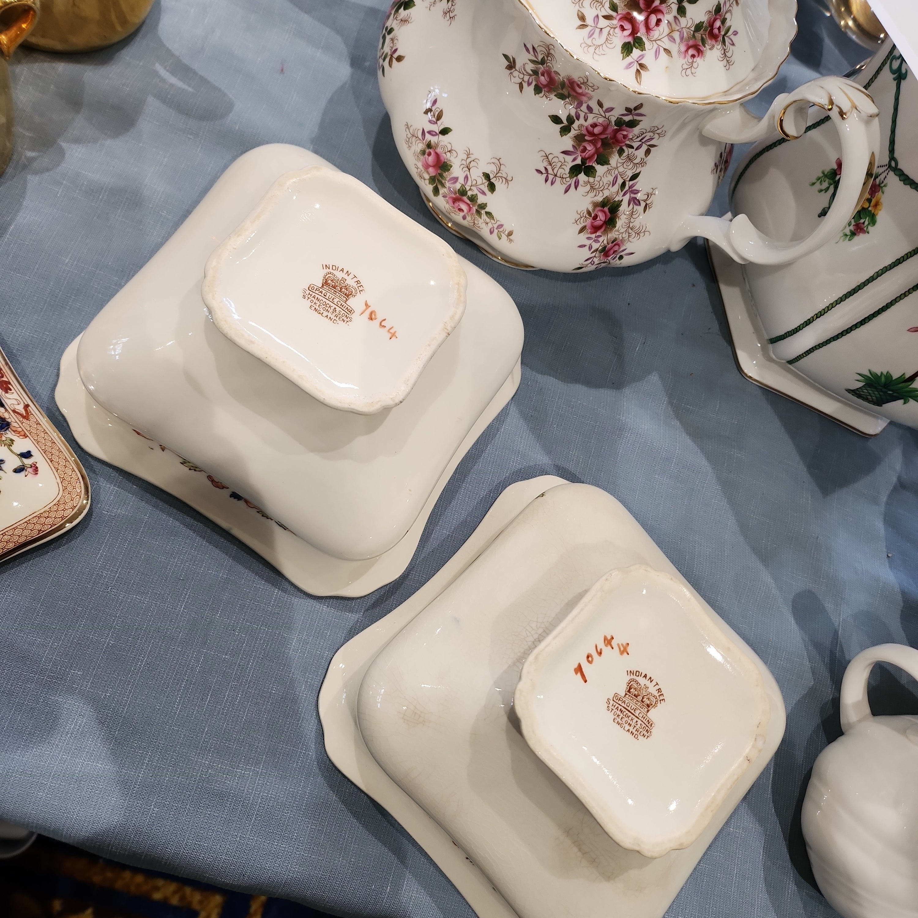 A lovely pair of hancock and son small tureen, one without lid and with crazing