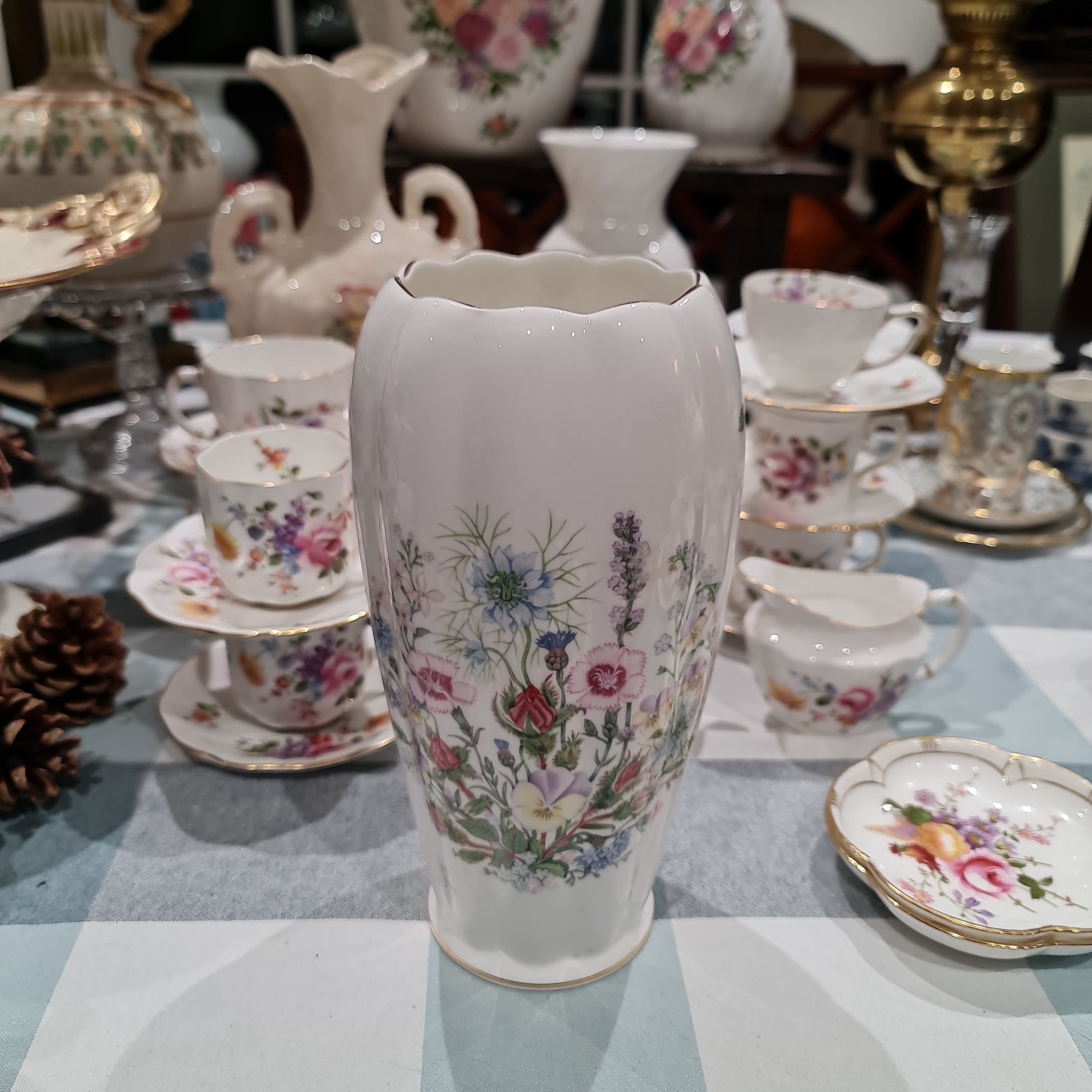 Aynsley wild tudor 24 cm tall Vase