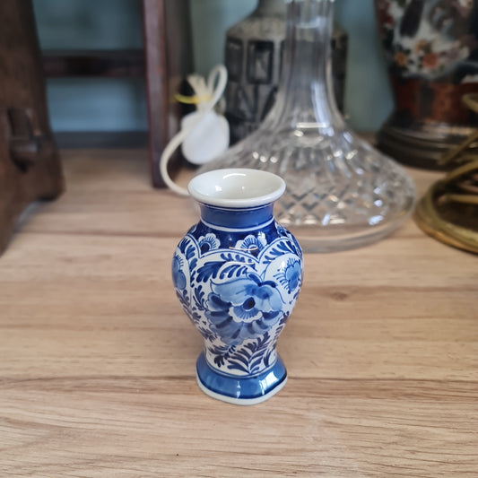 Porcelain gynefles handpainted small vase