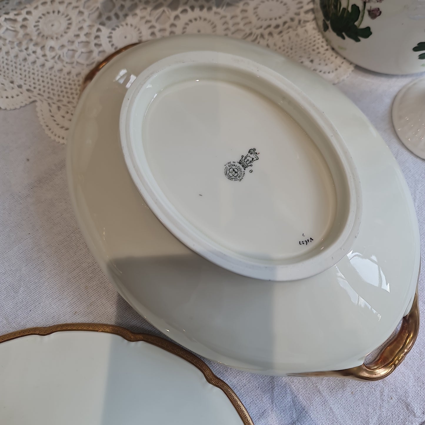 Royal Doulton Vintage Ivory Gold serving tureen- very good condition