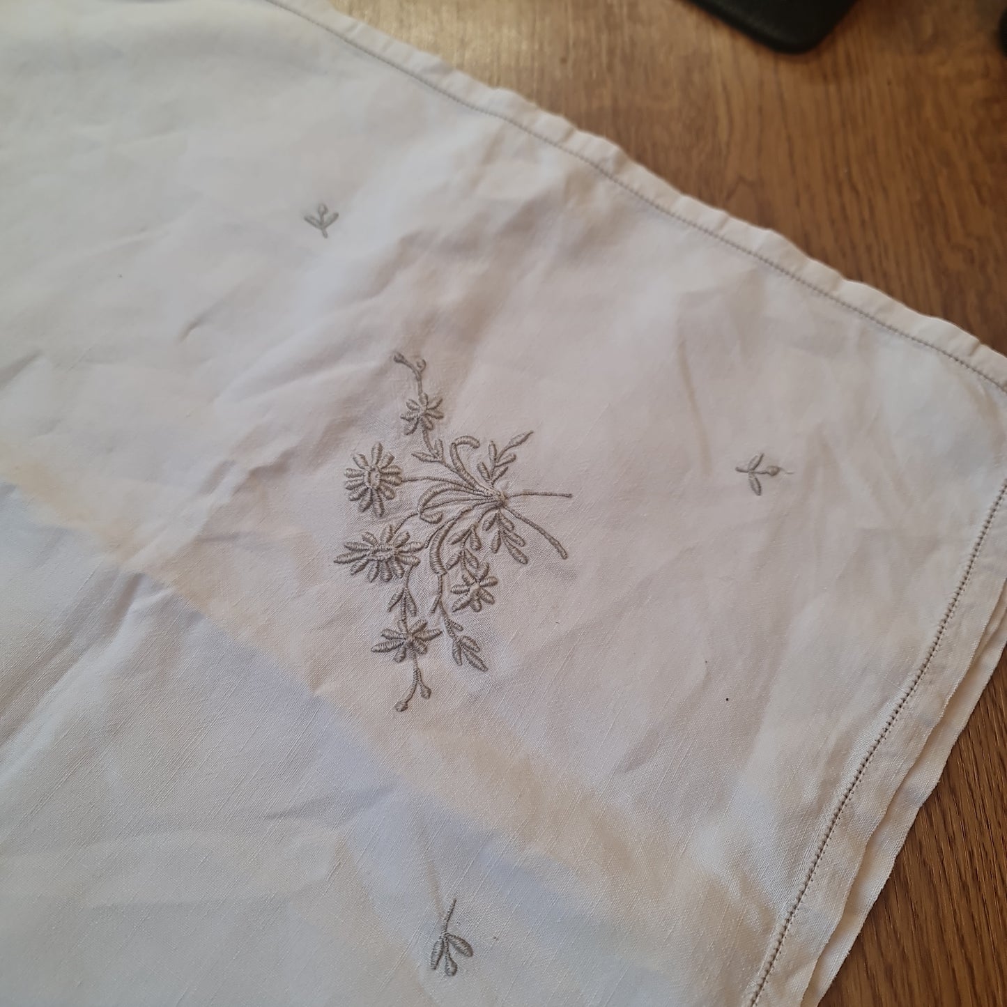 1m Lovely vintage table cloth