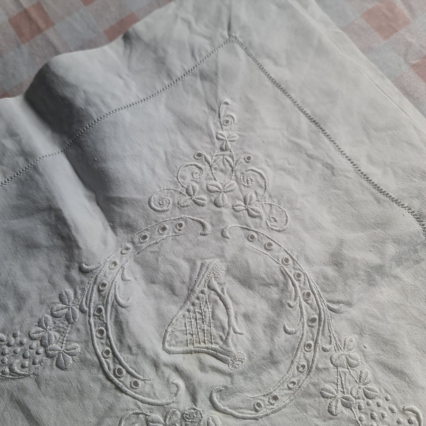 Beautiful Embroidery linen table cloth