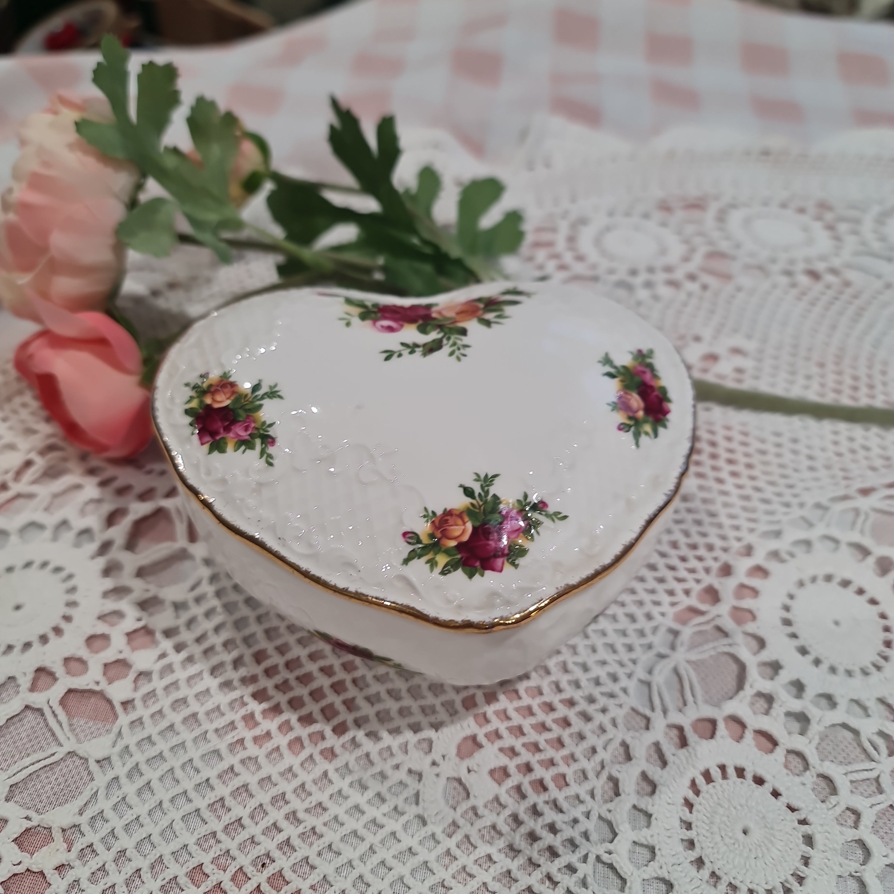 Royal Albert old country rose heart shaped Jewellery box