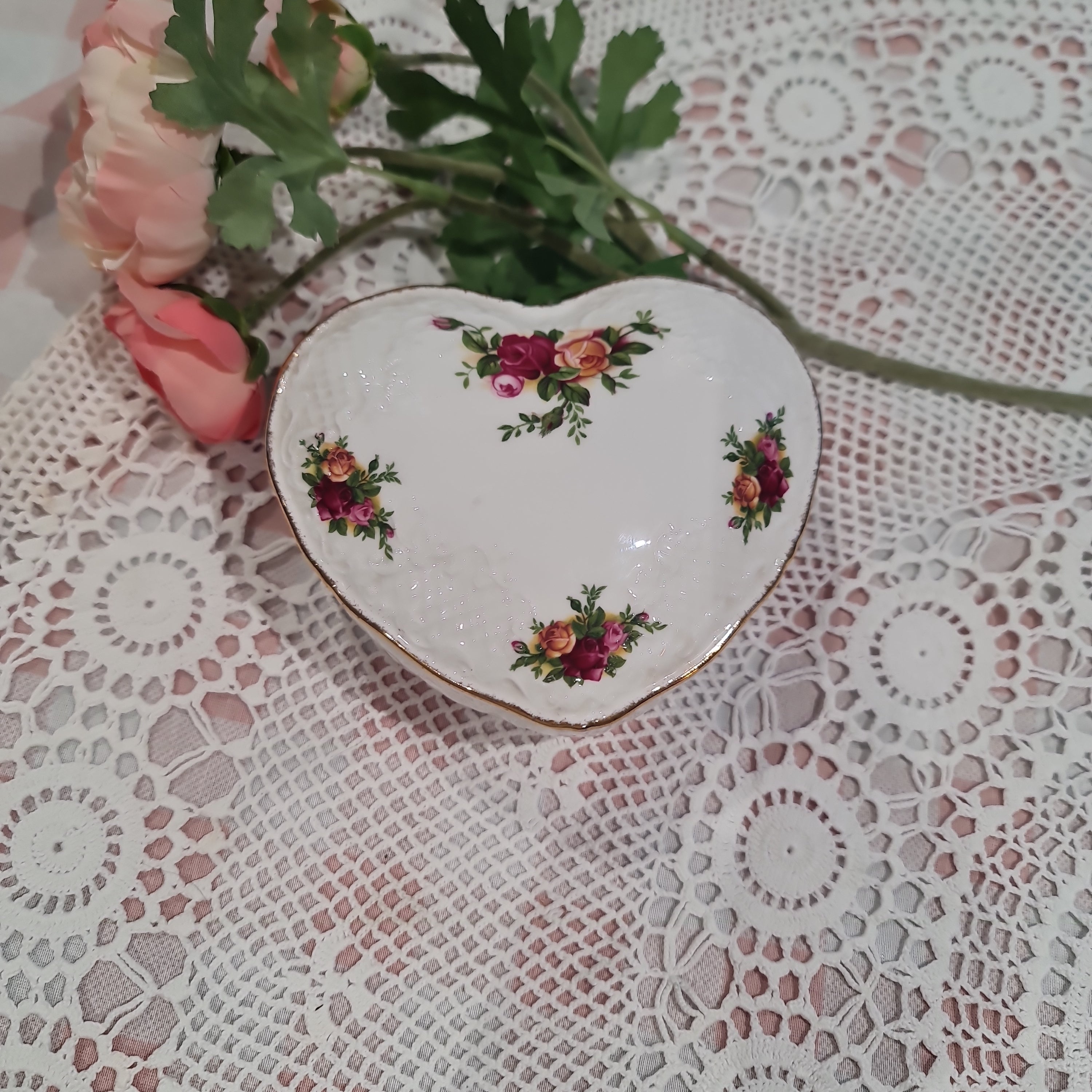Royal Albert old country rose heart shaped Jewellery box