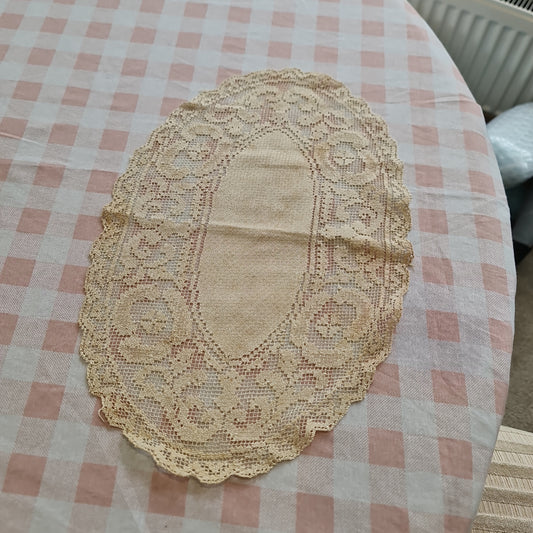Lovely lace oval mat beige