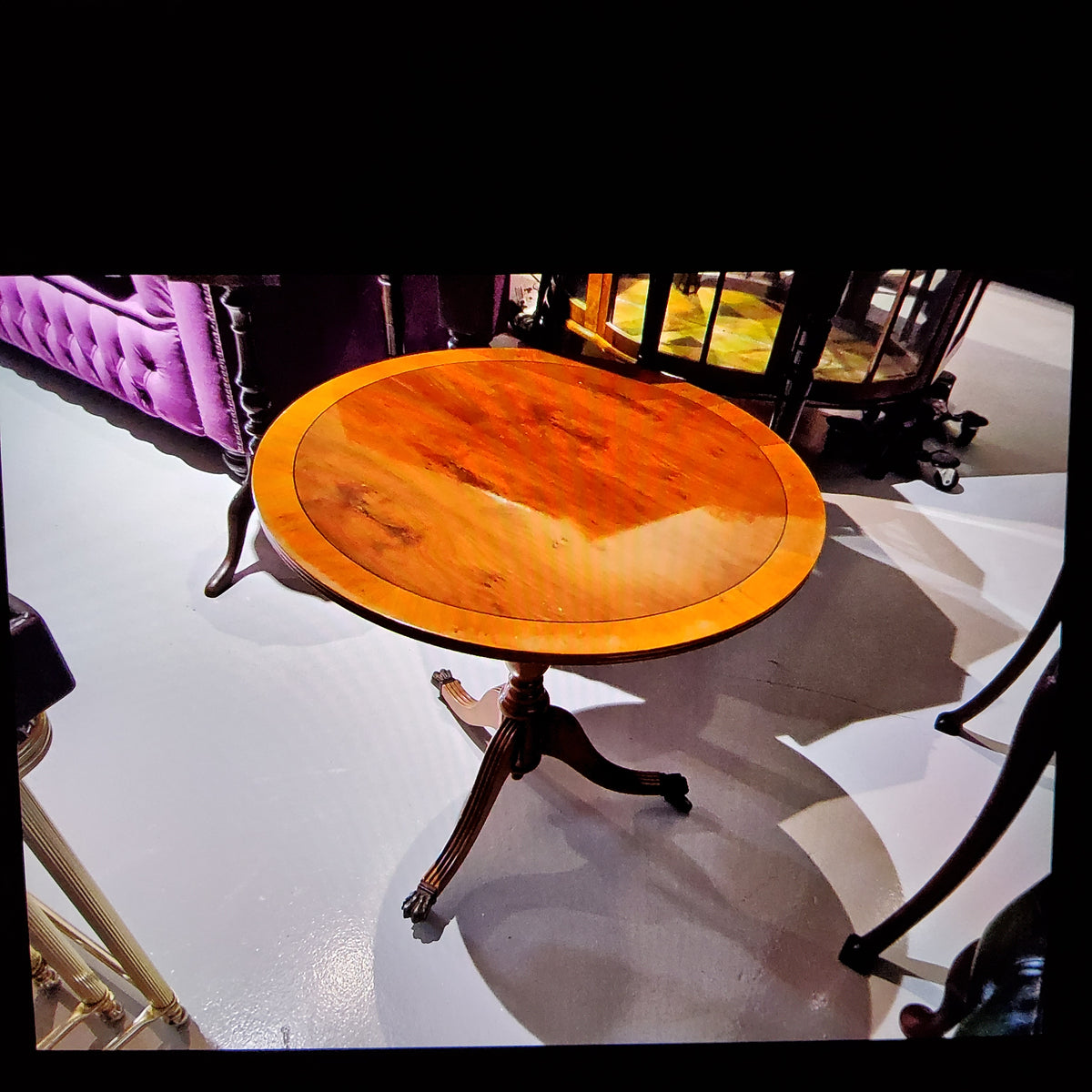 Regency style round tablenwith stainwood banding