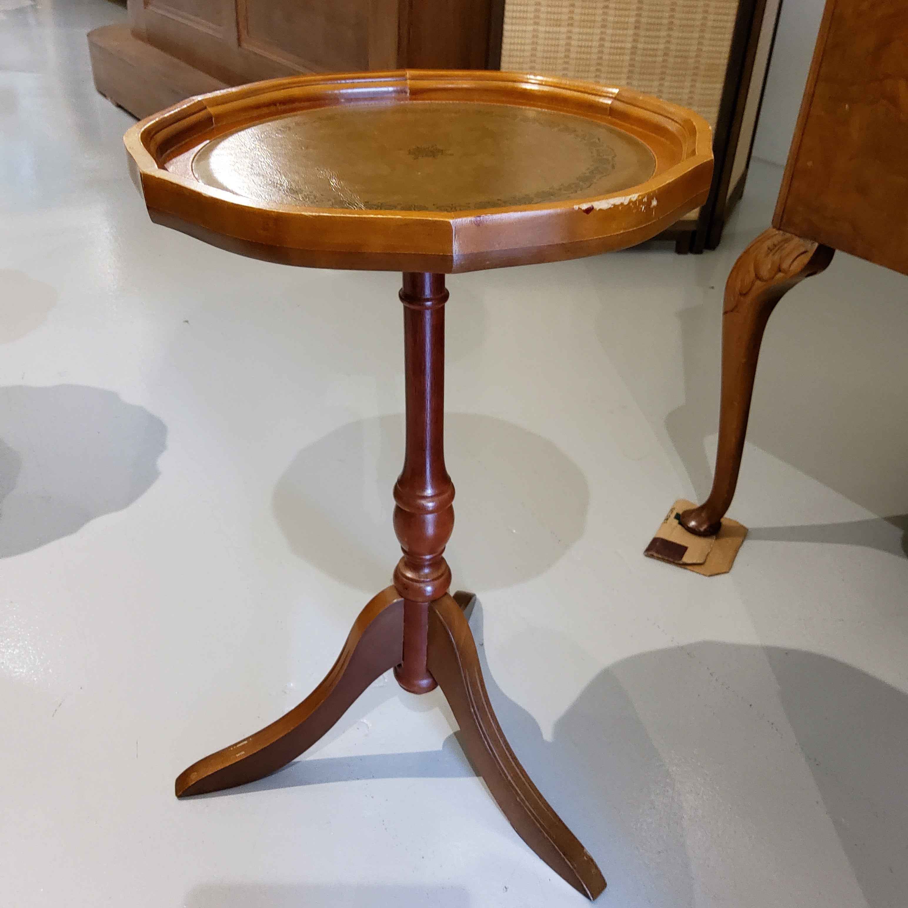 Vintage Elegant Leather Top Wine Table (Gold)