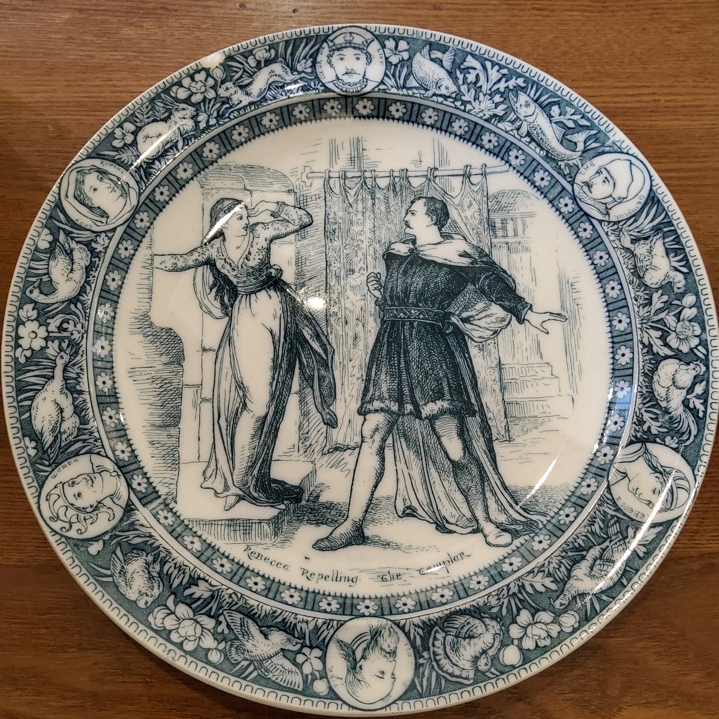 Wedgwood Teller Ivanhoe Rebecca Repelling the Templer in Blaugrau 1882