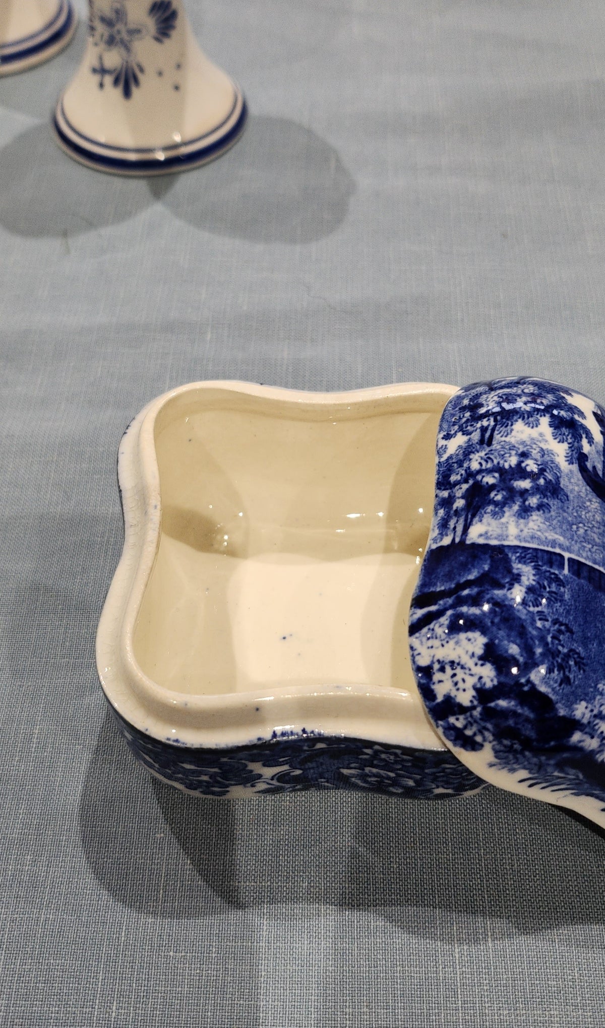 Rare Wedgwood Etruria blue and white jewelkery box/ tinket box- Chinese series early 1900