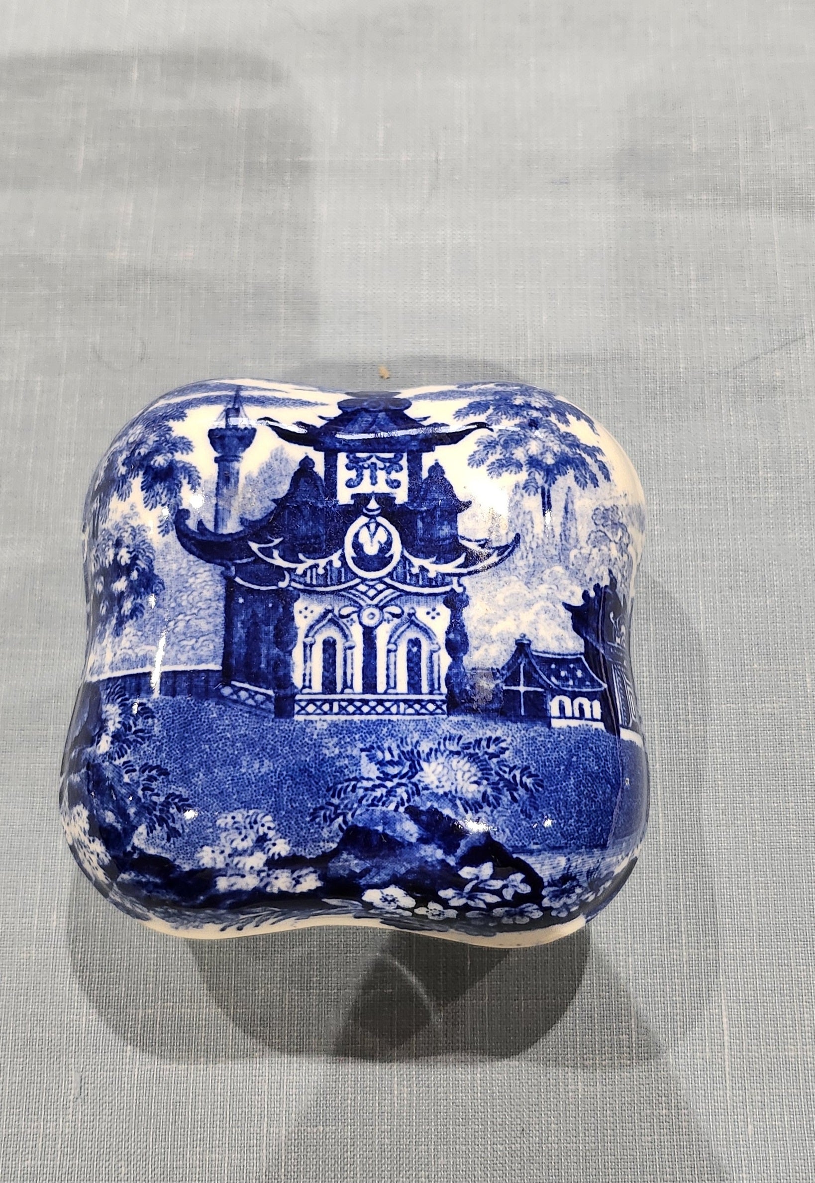 Rare Wedgwood Etruria blue and white jewelkery box/ tinket box- Chinese series early 1900