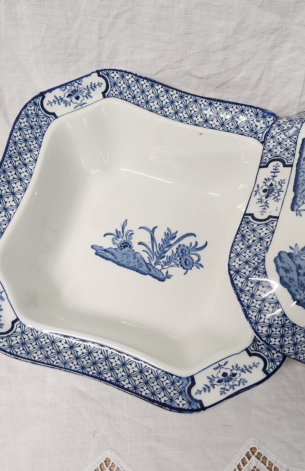 Wood and son blue and white tureen 1891 -1920