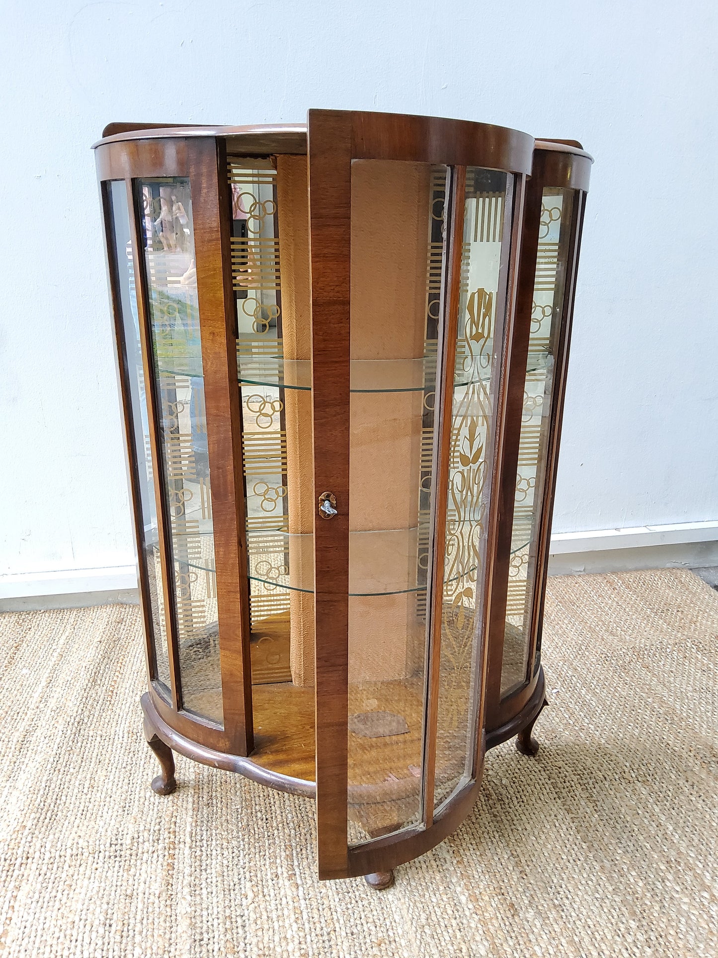 Display cabinet with glass shelves