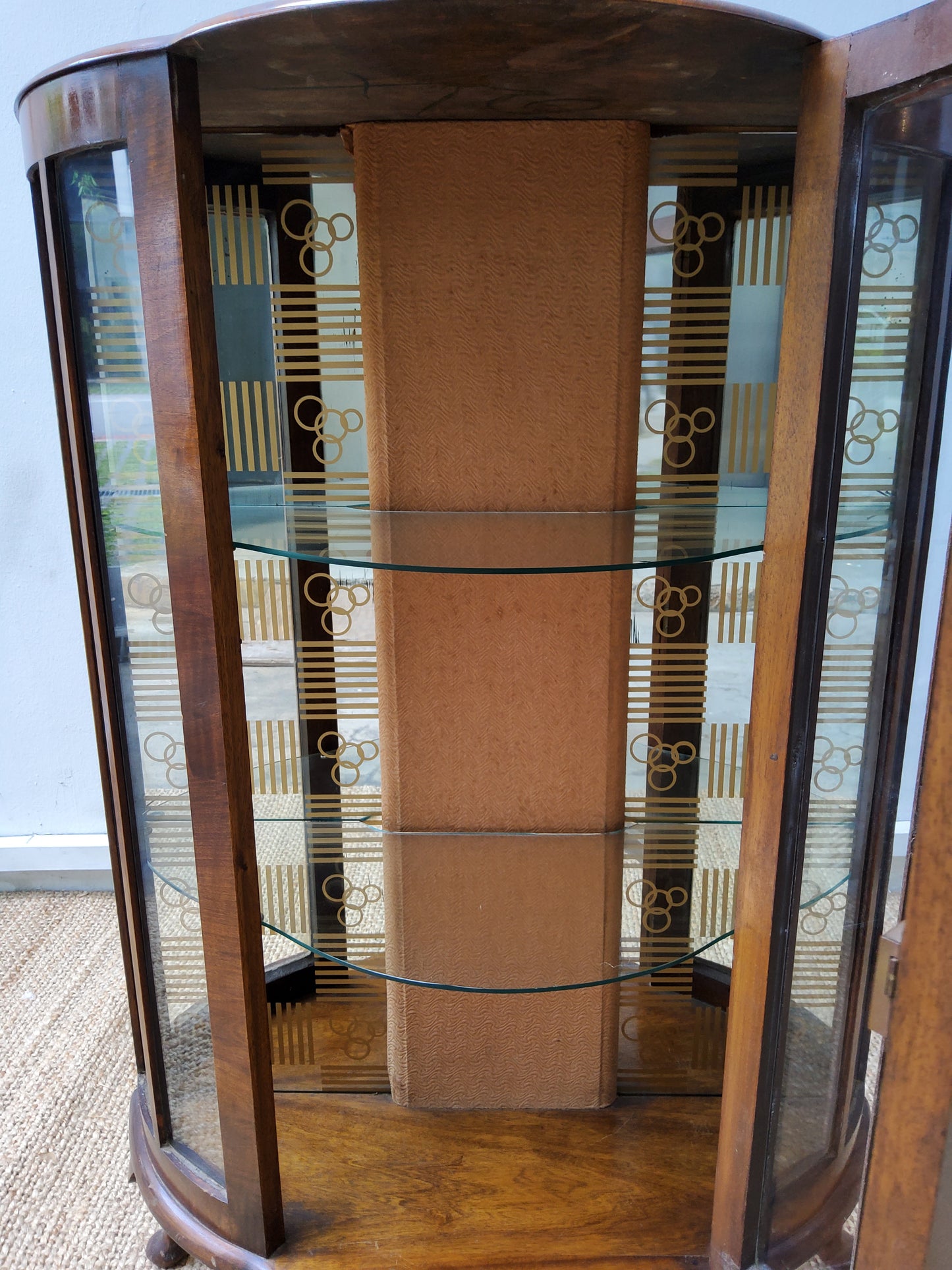 Display cabinet with glass shelves