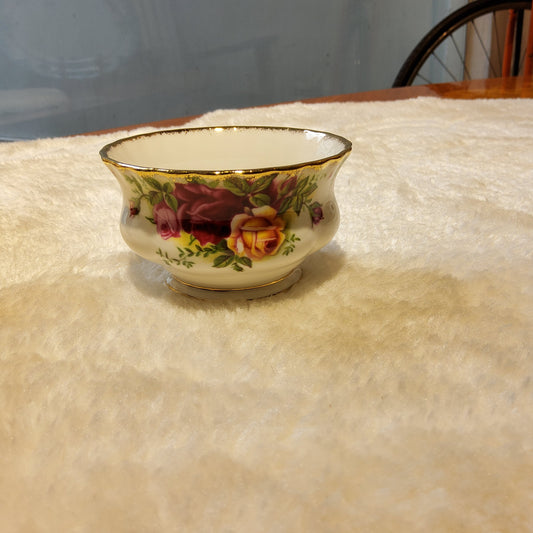 Royal albert Bone china england old bounty Rose Sugar bowl