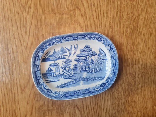 Absolutely stunning small platter produced by John Meir & Sons (J. M. & S) c.1840- 1900 "Willow Pattern"' firing crazing line behind 19 x 14 cm

Rare- Back stamp on this piece was in use between 1837- 1897