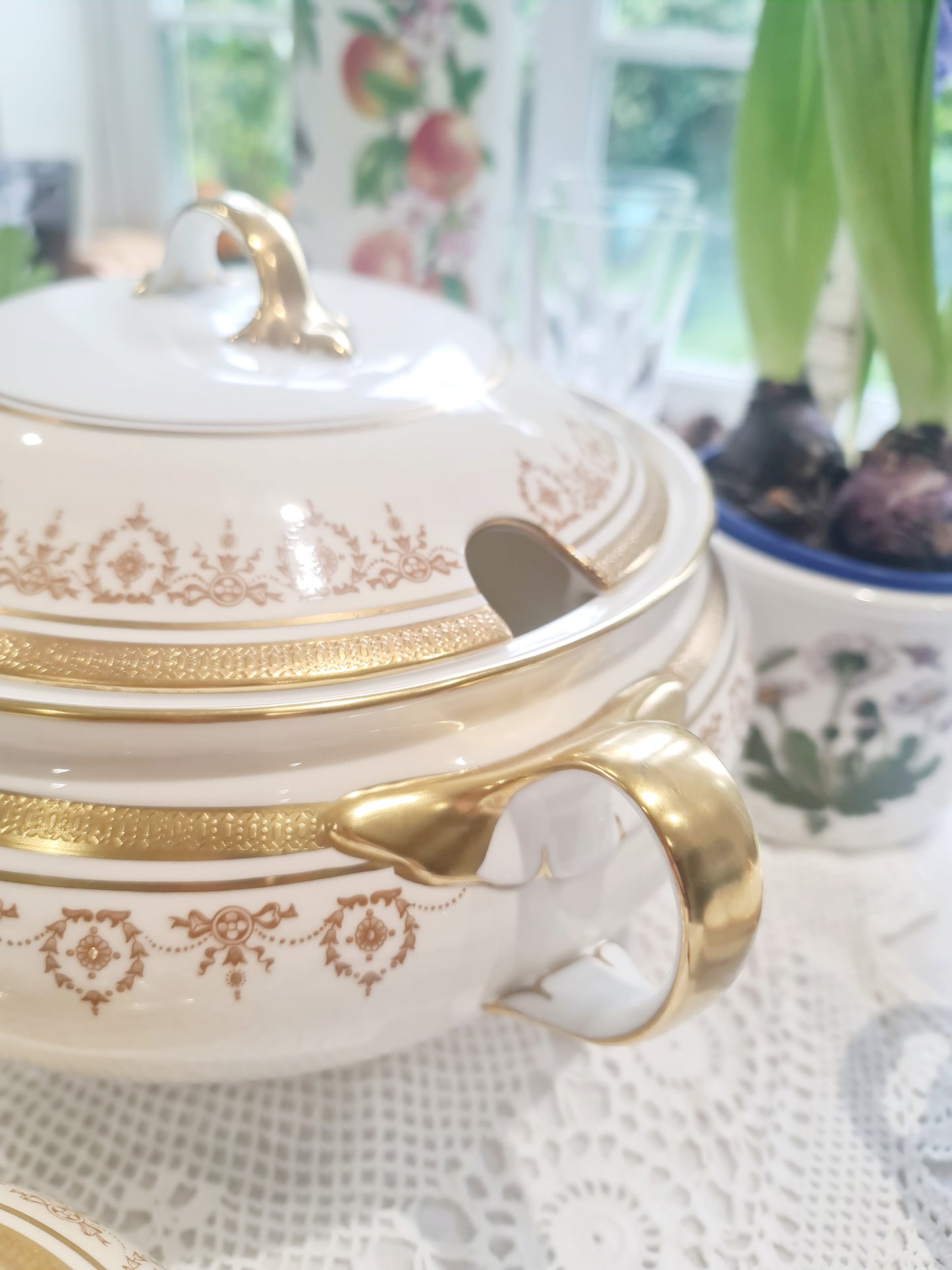 AYNSLEY Gold Dowery new tureen