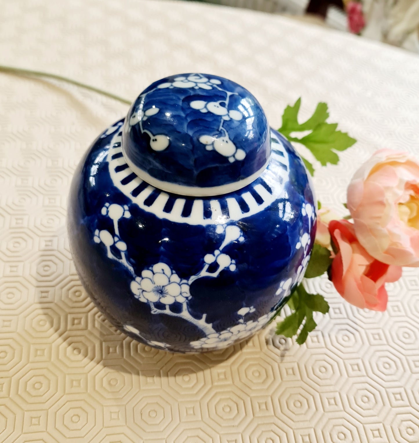 19th century Chinese blue and white porcelain prunus pattern ginger jar and cover, 19th century, height 21cm, diameter 16.5cm.